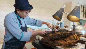 Nyam-nyam, Rawon Iga Raksasa Dipilih Residence Midtown Surabaya Jadi Menu Spesial Malam Kemerdekaan