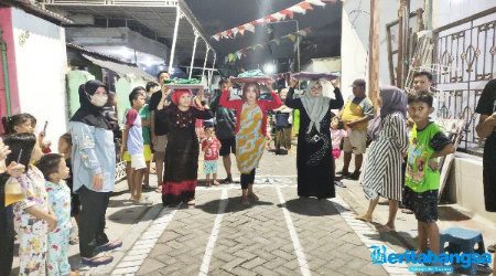Warga Taman Irawati yang terdiri dari emak-emak antusias mengikuti lomba 17 Agustus 2022