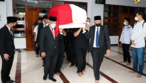 Menteri Basuki Pimpin Pemakaman Hermanto Dardak secara Kenegaraan di TMP Kalibata