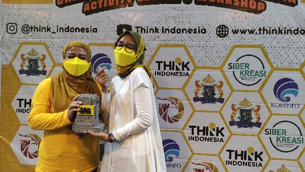 Foto: Cici saat memberikan cinderamata kepada Mira Sahid, Wakil Ketua Siberkreasi Indonesia