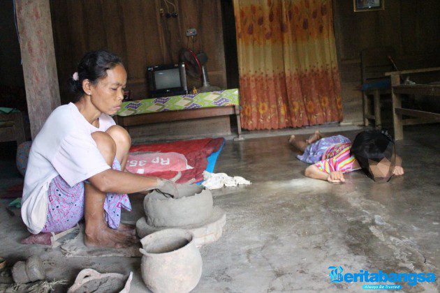 Ainur Syifa pengidap saraf otak di Jombang bersama ibunya