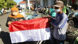 Aksi Gubernur Khofifah Bagi-bagi Bendera Merah Putih dan Sembako