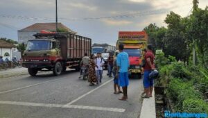 Tabrak Truk Ayam Parkir, Pemotor di Jombang Tewas