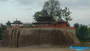 Unik, di Jombang Ada Masjid di Atas Bukit
