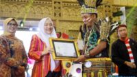 Bupati Bojonegoro Terima Anugerah Widya Wiyata Dharma Satya dari Unesa