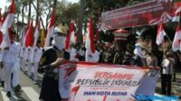 Bendera Raksasa 520 Meter Diarak Keliling Kota Blitar