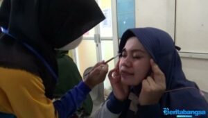 Serunya Lomba Rias Wajah Guru, Pesertanya Siswi SD