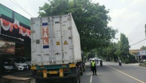 Tabrak Lari Pemotor di Jombang Sopir Truk Dikejar Polisi