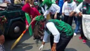 Bupati Jombang Cekatan Pungut Sampah Berserakan di Jalan