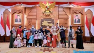 Gubernur Khofifah Berbagi Kebahagiaan dengan Warga di Halaman Grahadi