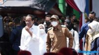 Presiden Jokowi Bagikan Bansos ke Pengunjung dan Pedagang Pasar Larangan Sidoarjo