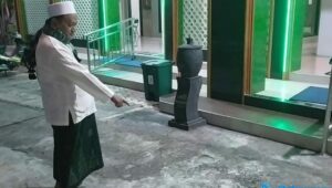 Maling Curi Kotak Amal dan Motor Jemaah di Masjid Jombang Terekam CCTV