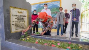 Sebelum Buka Misi Dagang Gubernur Khofifah Melakukan Ini di Makam Imam Bonjol dan Kiai Modjo
