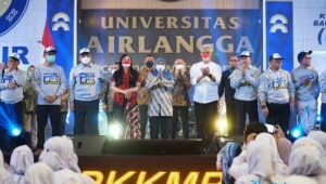Gubernur Khofifah Pacu Semangat 8.232 Amerta Abiseka 2022 Maba Unair