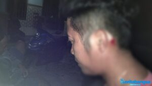 Prak! Wartawan Media Online Sampang Dikepruk Kayu Balok di Teras Rumah