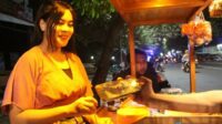 Penjual Angkringan Cantik di Jombang Bikin Betah Ngopi Sampai Larut Malam