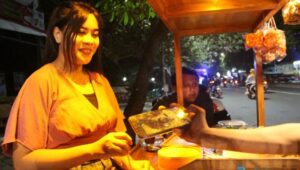 Penjual Angkringan Cantik di Jombang Bikin Betah Ngopi Sampai Larut Malam