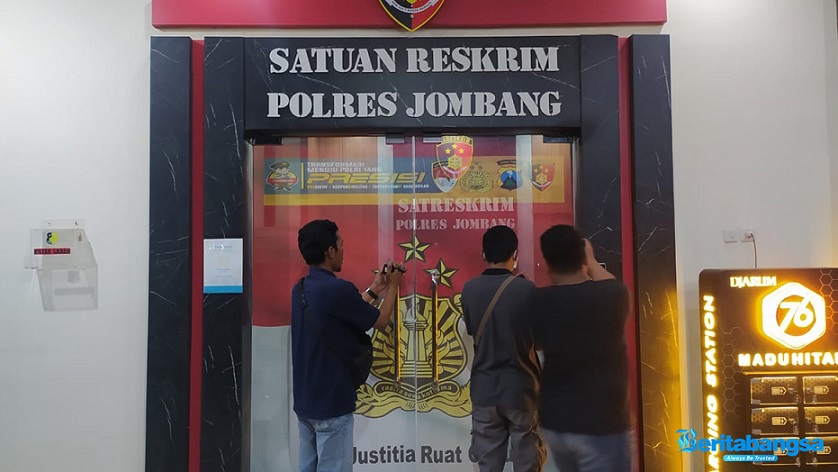 Sejumlah jurnalis di halaman kantor Satreskrim Polres Jombang