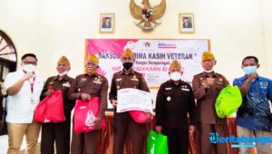 Sambut HUT Ke-77 RI, PWI Sidoarjo dan Alfamart Baksos untuk Veteran