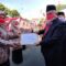 Ketua Yayasan Yarsis M Nuh memberikan reward