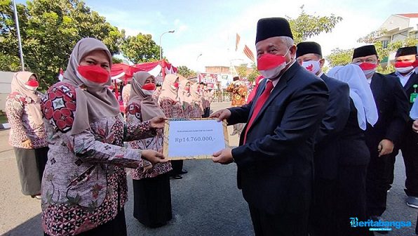 Ketua Yayasan Yarsis M Nuh memberikan reward