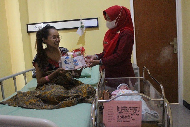 Tampak pihak Rumah Sakit PMC Jombang, saat memberikan kado kepada salah satu pasien yang melahirkan di hari kemerdekaan. Foto :. Faiz
