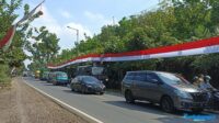 Warga Jember Bentangkan Bendera Merah Putih Sepanjang 3 Kilometer