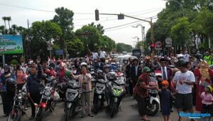 Ratusan Pengendara di Jombang Kompak Berhenti saat Detik-Detik Proklamasi