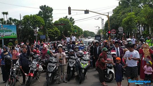 pemotor berhenti di jombang saat detik-detik proklamasi