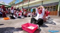 Emak-Emak Milenial Adu Kuat Tarik Tambang dan Estafet Tepung