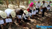Polisi dan Sekolah Pasca Sarjana Unair Tanam 1000 Pohon Mangrove