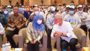 Digadang Bakal Maju Bareng Ganjar di Pilpres 2024, Khofifah Tersipu