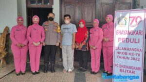 Peringati Hari Polwan ke-74, Kapolres Blitar Anjangsana ke Personel Bhayangkari yang Sakit
