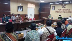 Kades Tugurejo dan Puluhan Warga Geruduk Kantor Bupati Blitar, Ada Apa?