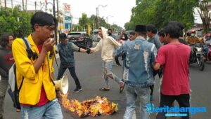 Demo Mahasiswa di Jombang Bentrok dengan Polisi