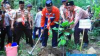 Jaga Lingkungan Lestari, Wabup Probolinggo dan Warga Tanam Pohon