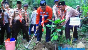 Jaga Lingkungan Lestari, Wabup Probolinggo dan Warga Tanam Pohon
