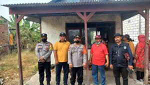 Kompak, Kades, Camat dan Kapolsek Driyorejo Sambangi Warga yang Sakit