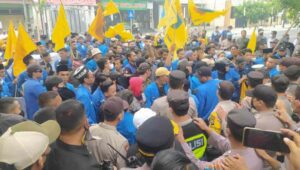 Mahasiswa vs Polisi Bentrok, Demo PMII Ricuh, Satu Diamankan