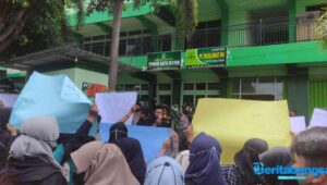 Geruduk Rektorat, Mahasiswa UNU Blitar Tuntut Transparansi Pengelolaan Keuangan