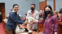 Raker Komisi X, Haerul Amri Bagikan Bawang Goreng ke Menteri Sandiaga Uno