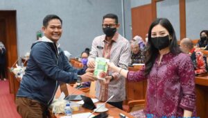 Raker Komisi X, Haerul Amri Bagikan Bawang Goreng ke Menteri Sandiaga Uno
