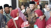 Terharu, Penjual Gorengan Diberangkatkan Umroh Gratis Oleh Bupati Sampang