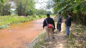 Misterius, Air Sungai di Jombang Kembali Berwarna Merah