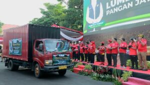 Gubernur Khofifah Lepas Puluhan Truk Operasi Pasar Lumbung Pangan Jatim di 25 Titik