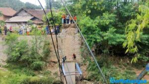 Duh ! Jembatan Gantung Putus, 36 Pelajar di Probolinggo Jatuh ke Sungai