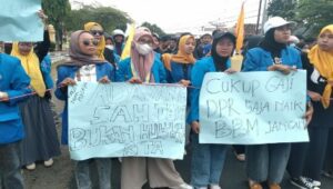 Tolak Kenaikan BBM, PMII Bondowoso Geruduk Kantor DPRD dan Pemkab