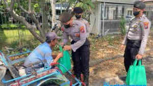 Ringankan Beban Masyarakat, Polres Probolinggo Kota Bagikan Paket Sembako