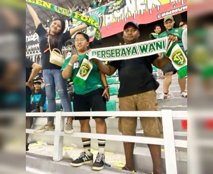 Salah satu Bonek Surabaya Utara, Ainur Rahmatillah (tengah) saat menonton Persebaya bertanding di Stadion Gelora Bung Tomo.