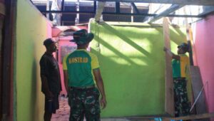 Satgas Yonarmed 1 Kostrad Bantu Renovasi Rumah Milik Tokoh Pemuda Negeri Lisabata Timur